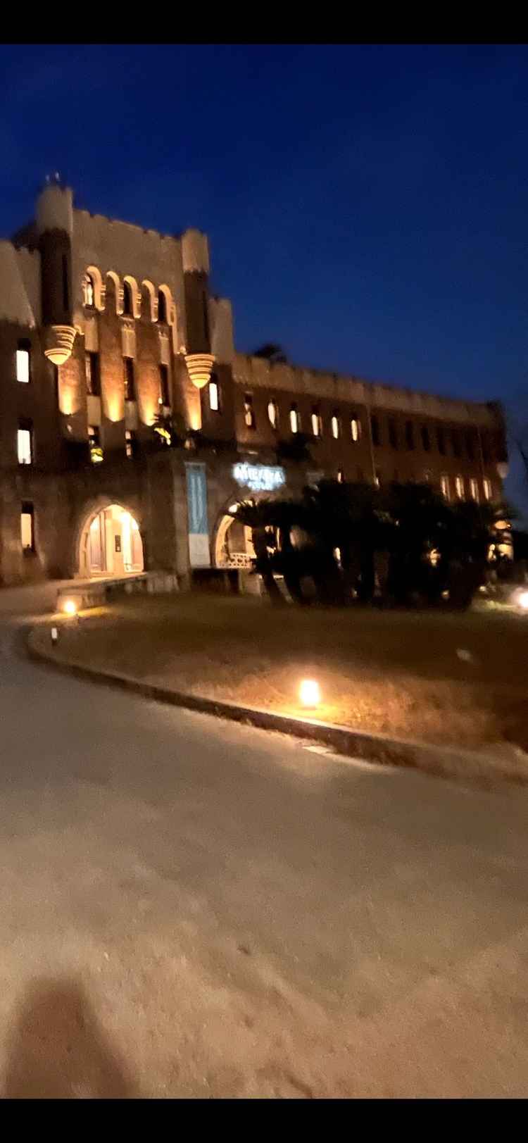 夜の外観