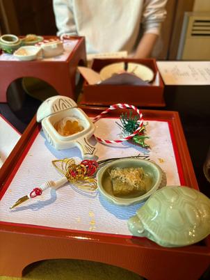 料理の味だけでなく、食器ひとつひとつも華やかで見栄えが良い