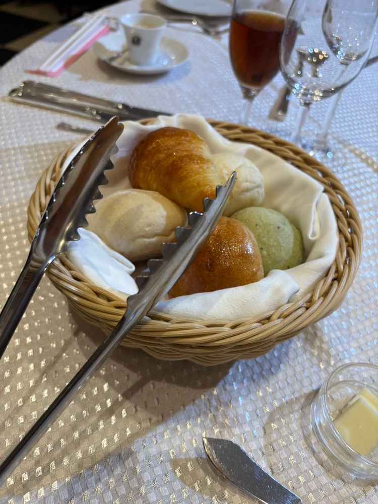 試食用フルコースを体験。焼きたてパンが美味しかったです。