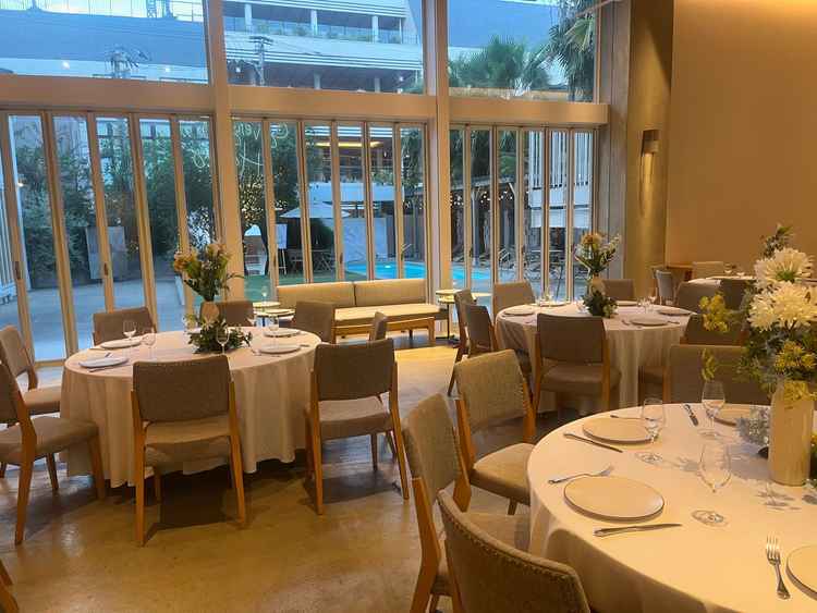 参列者側から見た高砂です。ガラス張りでガーデンが見えるため、明るい印象です。