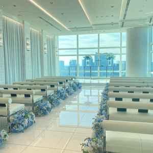 白を基調としたチャペル。右側もガラス張りになっており、ゲストが退屈せず、景色を見ながら待つことができ