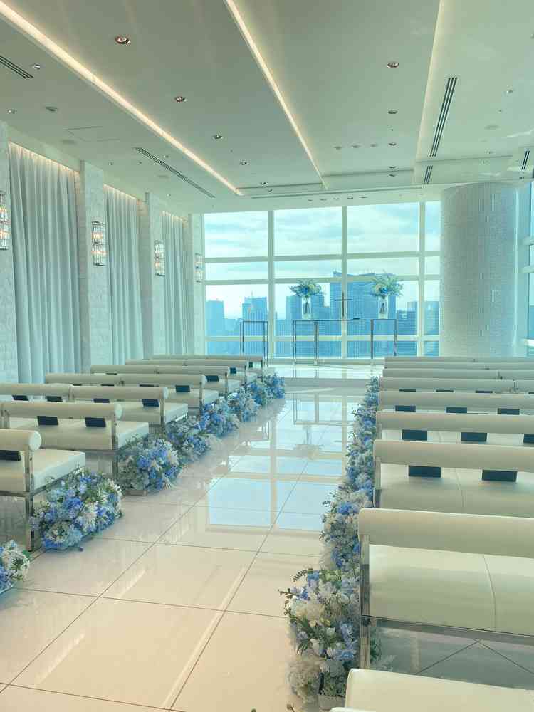 白を基調としたチャペル。右側もガラス張りになっており、ゲストが退屈せず、景色を見ながら待つことができ