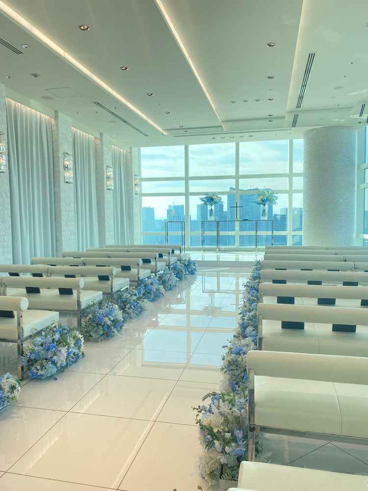 白を基調としたチャペル。右側もガラス張りになっており、ゲストが退屈せず、景色を見ながら待つことができ