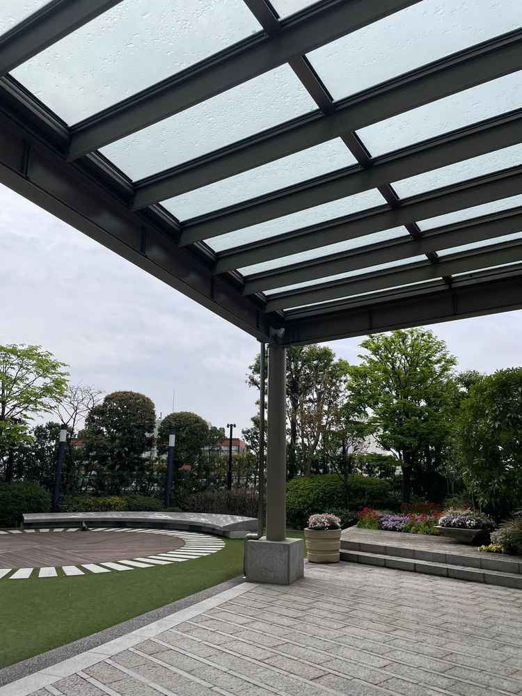 フラワーシャワーなどもできるガーデンがあり素敵です。天気が悪くても屋根がしっかりあるので良いと思いま
