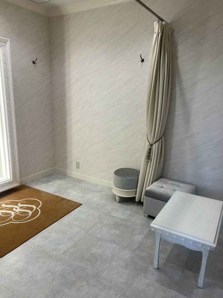 新郎新婦が同じ部屋で準備が進められる清潔感と安心感のある衣装部屋。