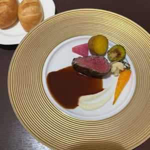試食会のメイン料理の国産牛のフィレ肉とパン。柔らかくてとても美味しかったです。
