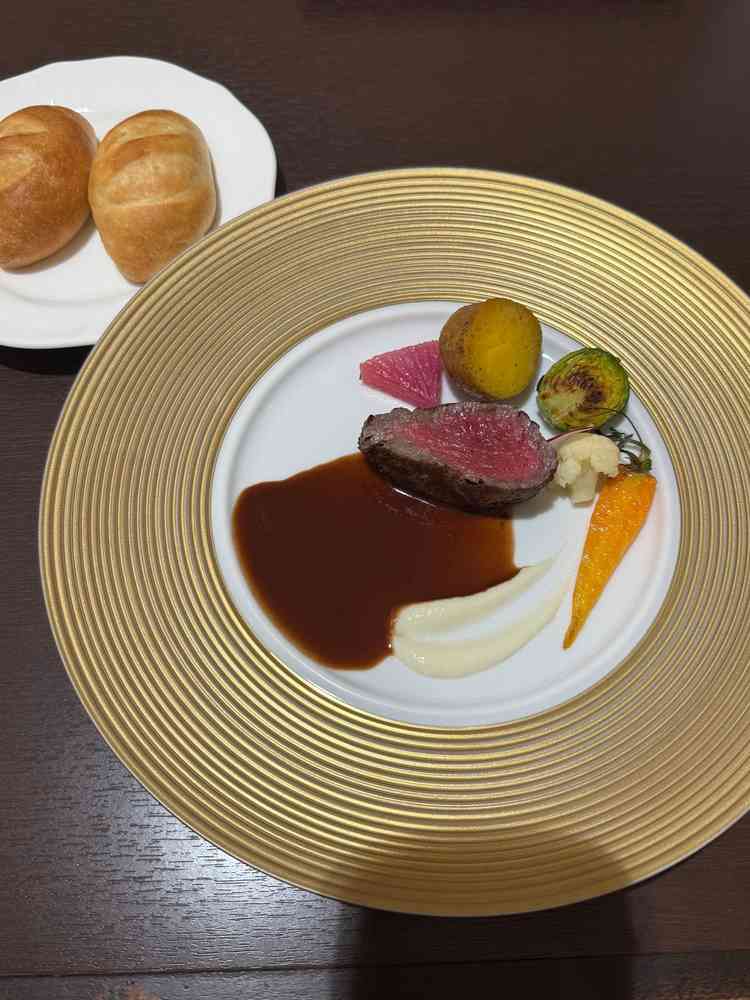 試食会のメイン料理の国産牛のフィレ肉とパン。柔らかくてとても美味しかったです。