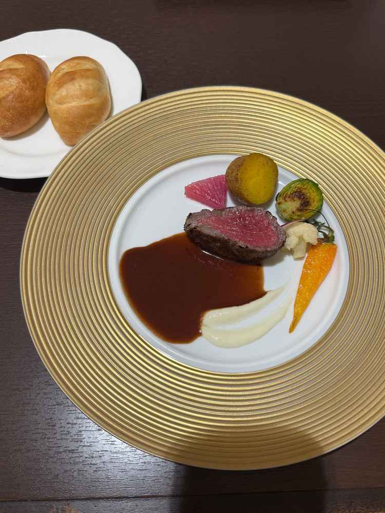 試食会のメイン料理の国産牛のフィレ肉とパン。柔らかくてとても美味しかったです。