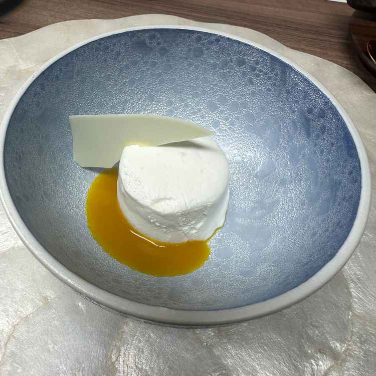 デザートにいただいたフロマージュは、マンゴーソースともホワイトチョコとも相性抜群で美味しかったです。