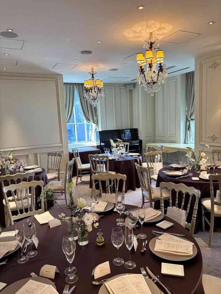 こちらも披露宴会場ですが、昼間だと日がたくさん差し込んで明るい印象でした。