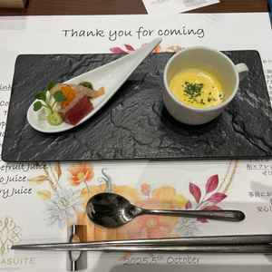 試食①右は栗かぼちゃのスープ。左は寿司風のワンスプーン料理。