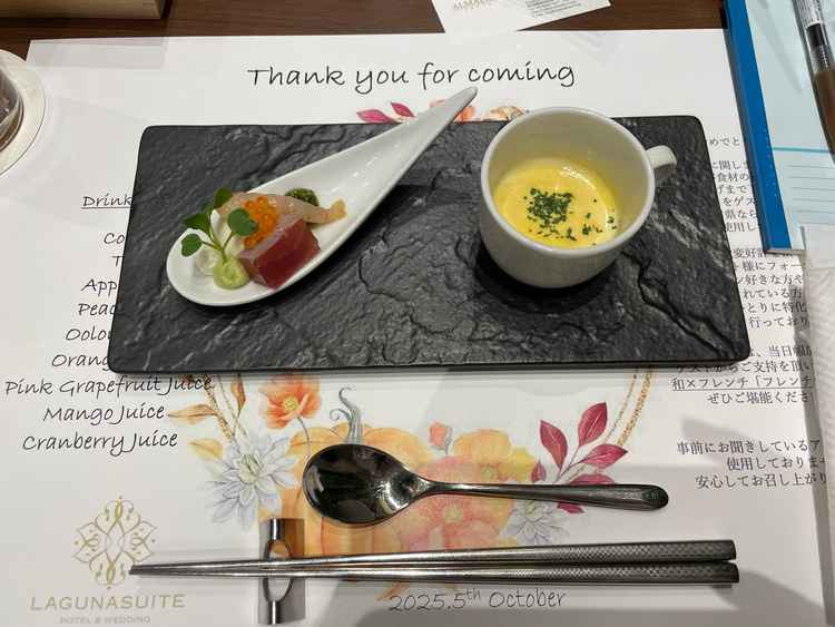 試食①右は栗かぼちゃのスープ。左は寿司風のワンスプーン料理。