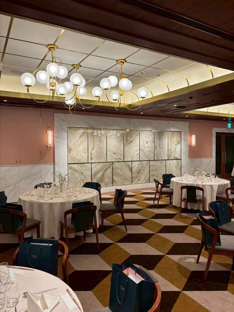 披露宴会場の高砂の後ろが大理石でおしゃれな雰囲気でした。