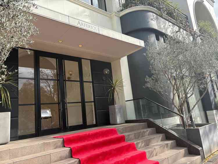 最寄りからのアクセスが良い。式場入り口の外観。