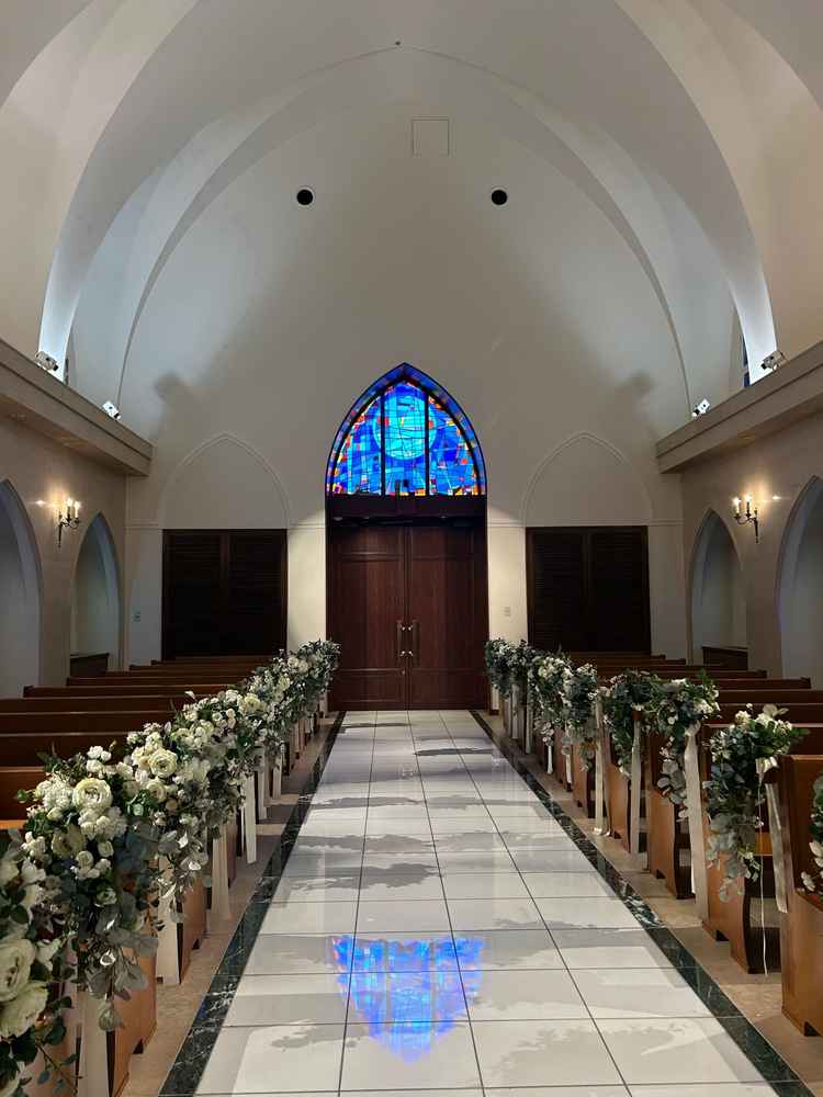 床に映るステンドグラスも綺麗