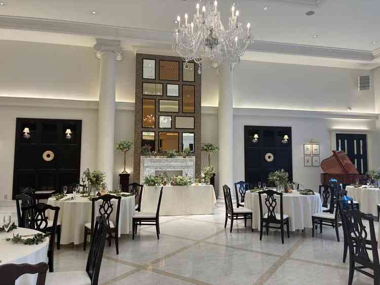 披露宴会場は明るく綺麗でした。ゲストとの距離も遠すぎず、暖かな雰囲気を作れそうだなと思いました。