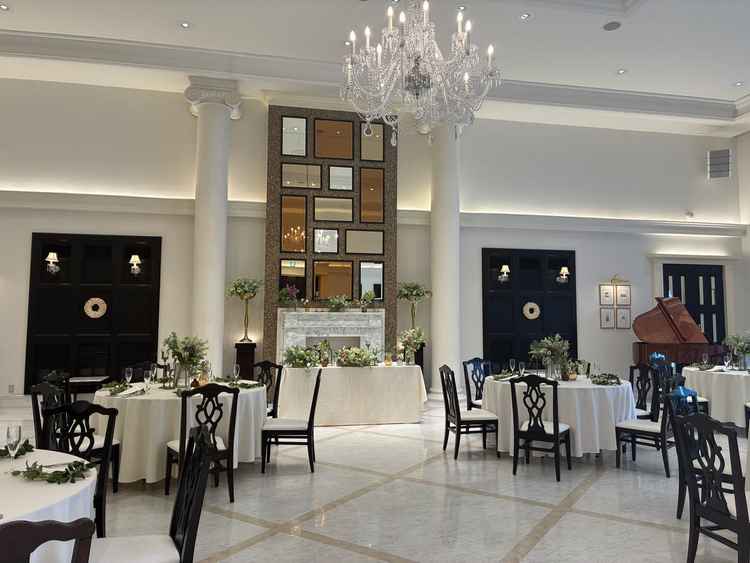 披露宴会場は明るく綺麗でした。ゲストとの距離も遠すぎず、暖かな雰囲気を作れそうだなと思いました。