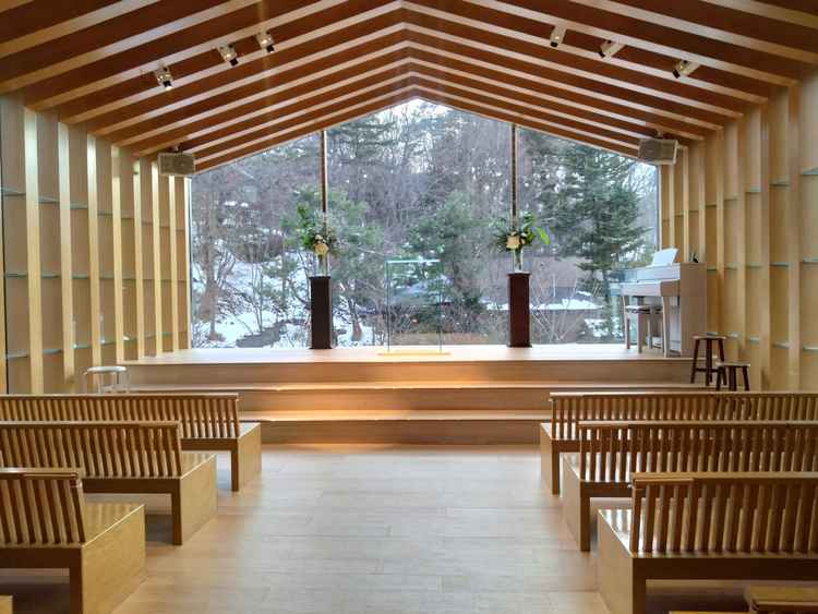 木の温もりに包まれたチャペル。大きな窓越しに四季折々の庭園を一望できる