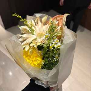 サプライズでかわいいブーケをいただきました、うれしかったです。