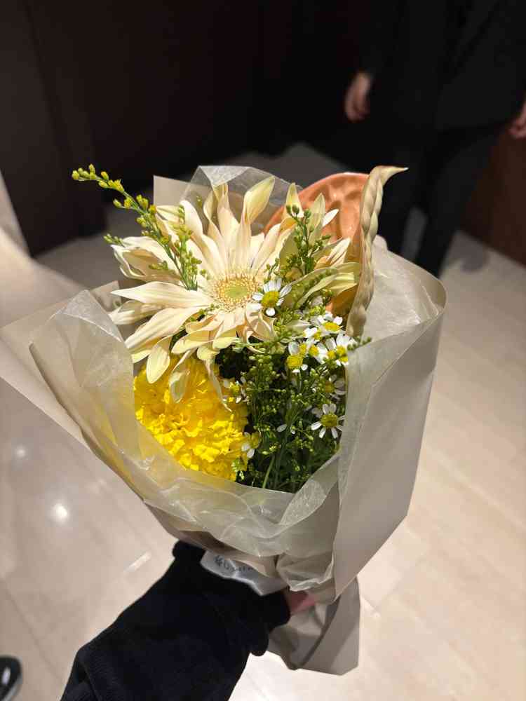 サプライズでかわいいブーケをいただきました、うれしかったです。