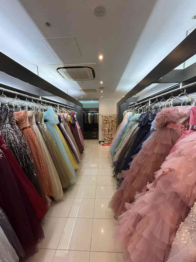 衣装室。様々なドレスが並んでおり、可愛らしいデザインが多く素敵。