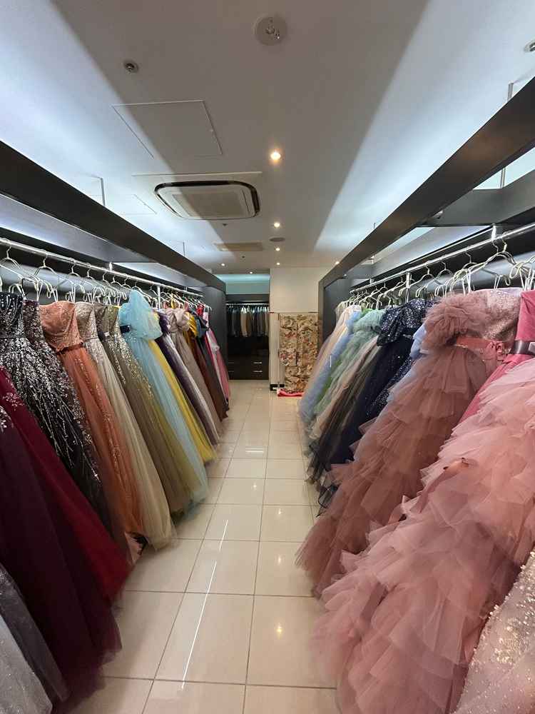 衣装室。様々なドレスが並んでおり、可愛らしいデザインが多く素敵。