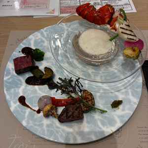 料理。スタンダードなものでも十分だと思った。とても美味しかった。