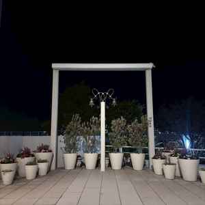 背の高いところに鐘があり、夜は美しくライトアップされ、ロマンチックな雰囲気でした