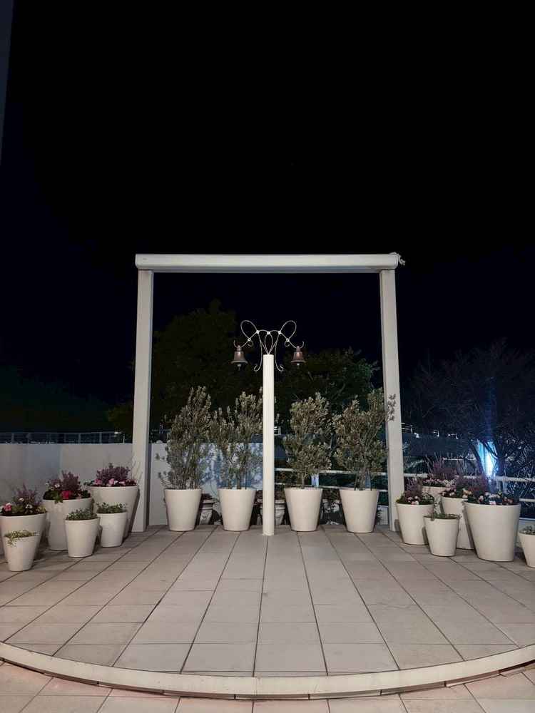 背の高いところに鐘があり、夜は美しくライトアップされ、ロマンチックな雰囲気でした