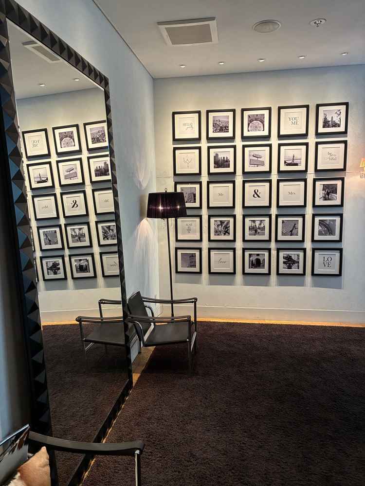 更衣室前のロビーの写真です。鏡も大きくあり25枚の自分たち写真を飾ることも可能