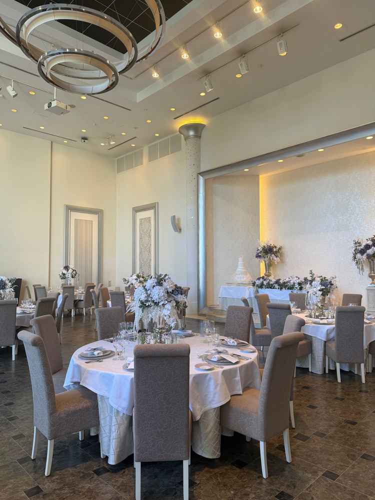 大人かわいい披露宴会場