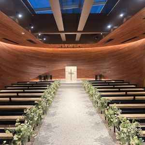 木の温もりを感じられるチャペルの写真。入った瞬間に木の香りがして、五感で感動できるチャペルでした。