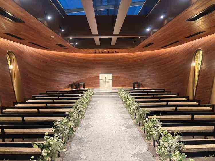 木の温もりを感じられるチャペルの写真。入った瞬間に木の香りがして、五感で感動できるチャペルでした。