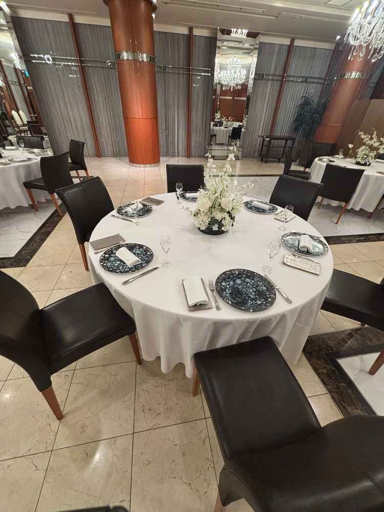 披露宴会場のコーディネート例。上品で落ち着いた印象。