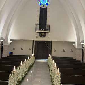 新郎新婦側からも会場全体を見渡せる。白の大理石に姿が反射し、幻想的であった。