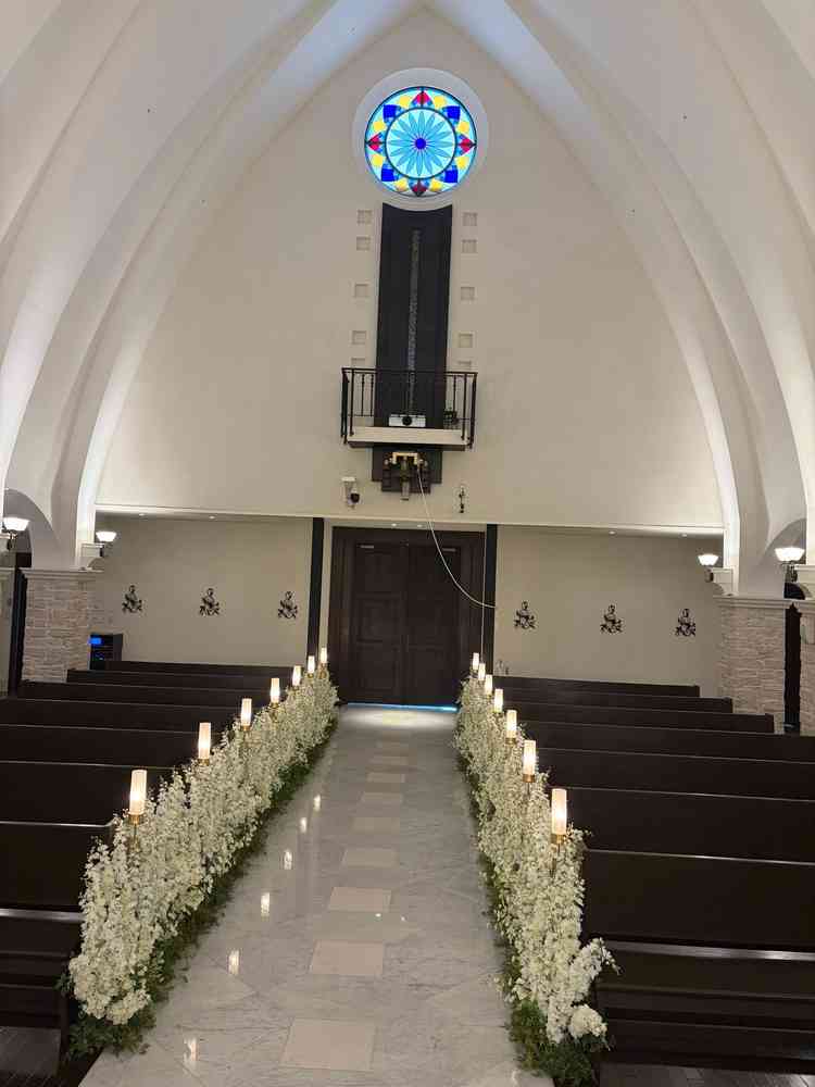 新郎新婦側からも会場全体を見渡せる。白の大理石に姿が反射し、幻想的であった。