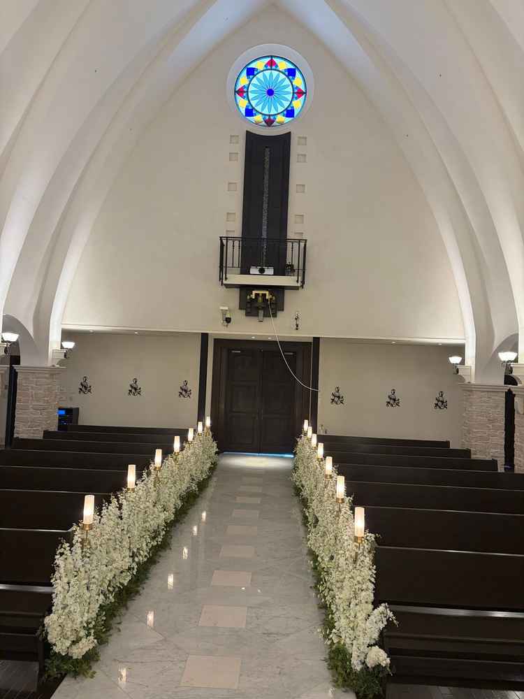 新郎新婦側からも会場全体を見渡せる。白の大理石に姿が反射し、幻想的であった。