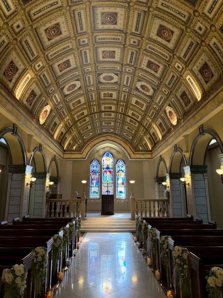 ステンドグラスで自然光が入るチャペル全体の写真。厳かで神秘的な雰囲気にとても魅力を感じました。