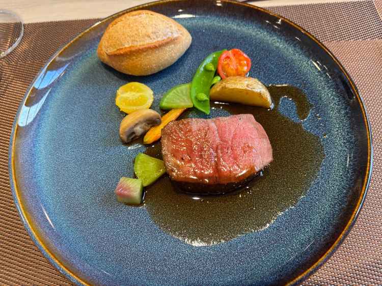 無農薬で作られたお野菜。お肉にかかっているトリュフのソースとも相性抜群でした。