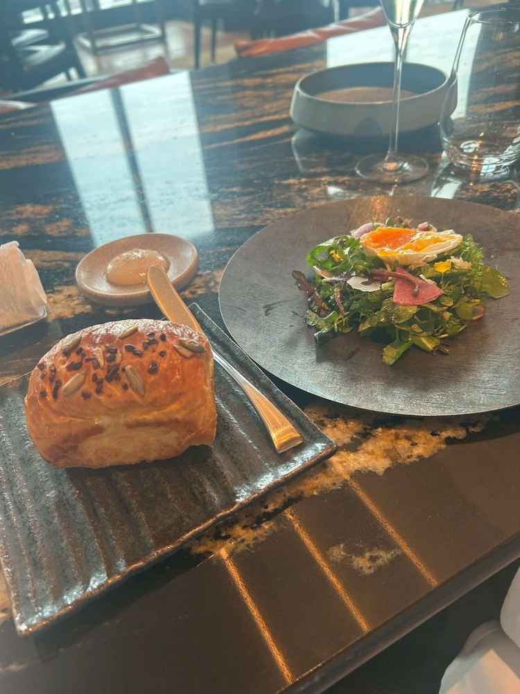 試食会の前菜とパン。サラダは特徴的な味わいでとてもおいしかった。