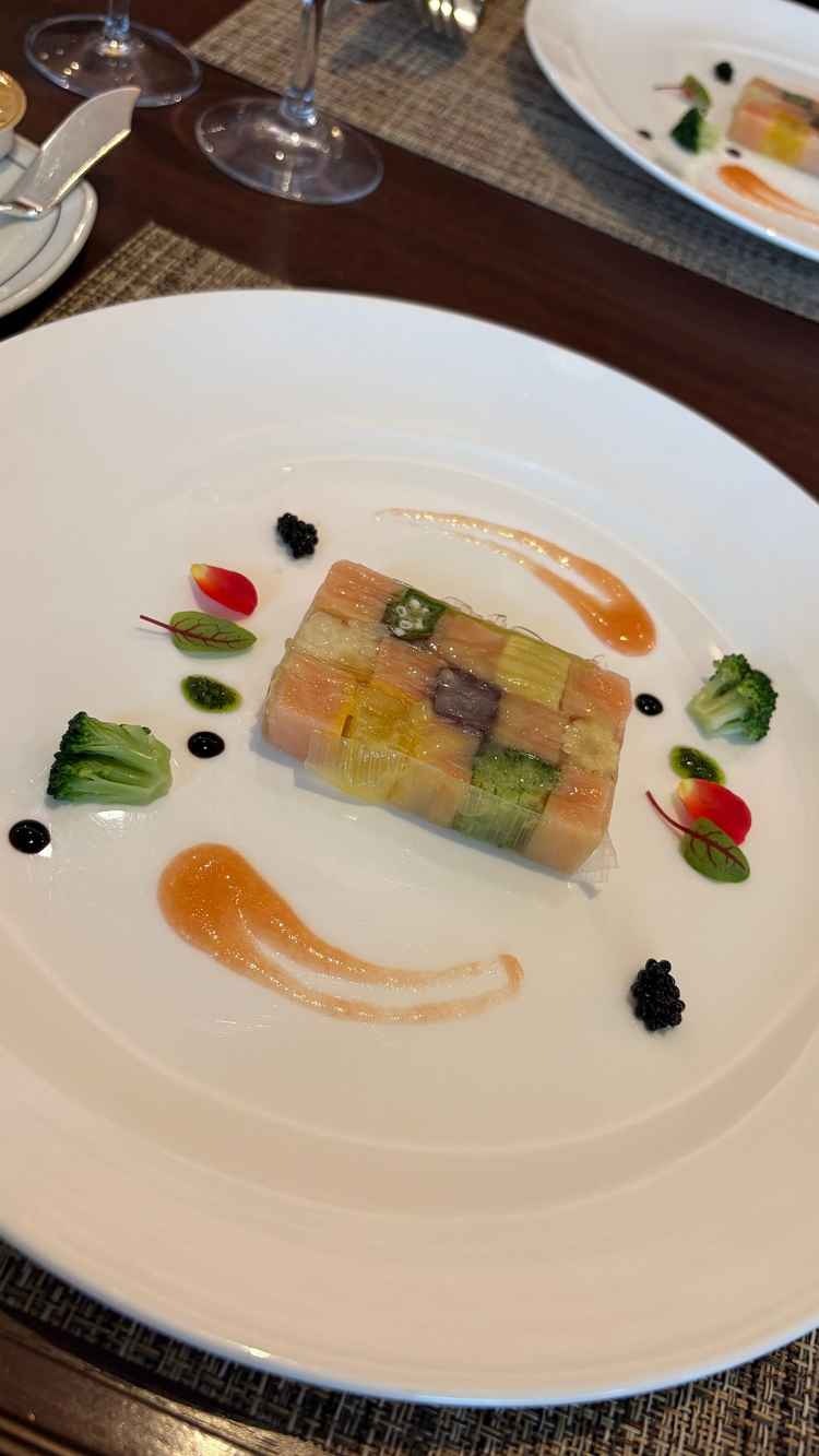 美しいお料理でもちろんお味も最高でした。サーブも丁寧でゲストにも同じ体験をしてほしいと思いました。