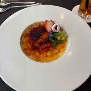 デザートのクリームブリュレ　パリパリのカラメルが上に乗っており、崩しながら食べるのが美味しかった