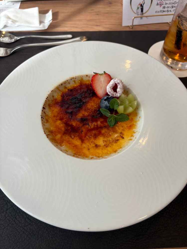 デザートのクリームブリュレ　パリパリのカラメルが上に乗っており、崩しながら食べるのが美味しかった