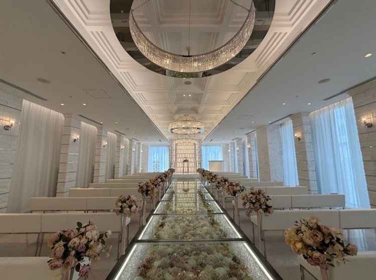 チャペルの雰囲気。床がガラス張りとなっていてかわいい。