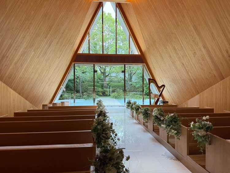 挙式会場の様子です。とても明るく温もりが感じられました。