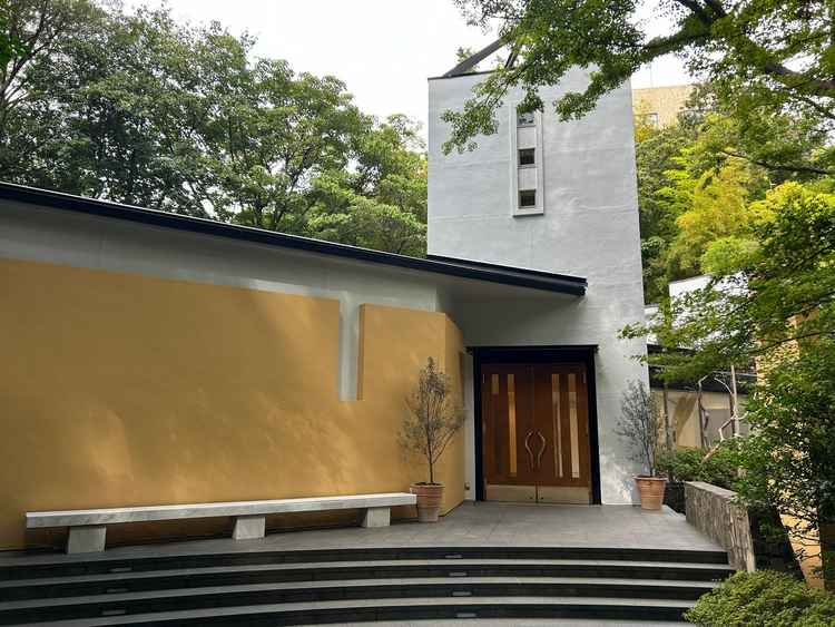 チャペル外観の写真。建物自体は大きくはないが、緑の中にひっそりと佇む雰囲気が印象的でした。