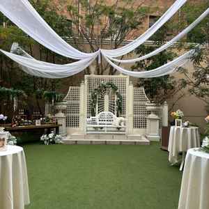 フォトスポットとして使うもよし、ゲストがドリンクを飲みながら集う場にしてもよしのお庭。