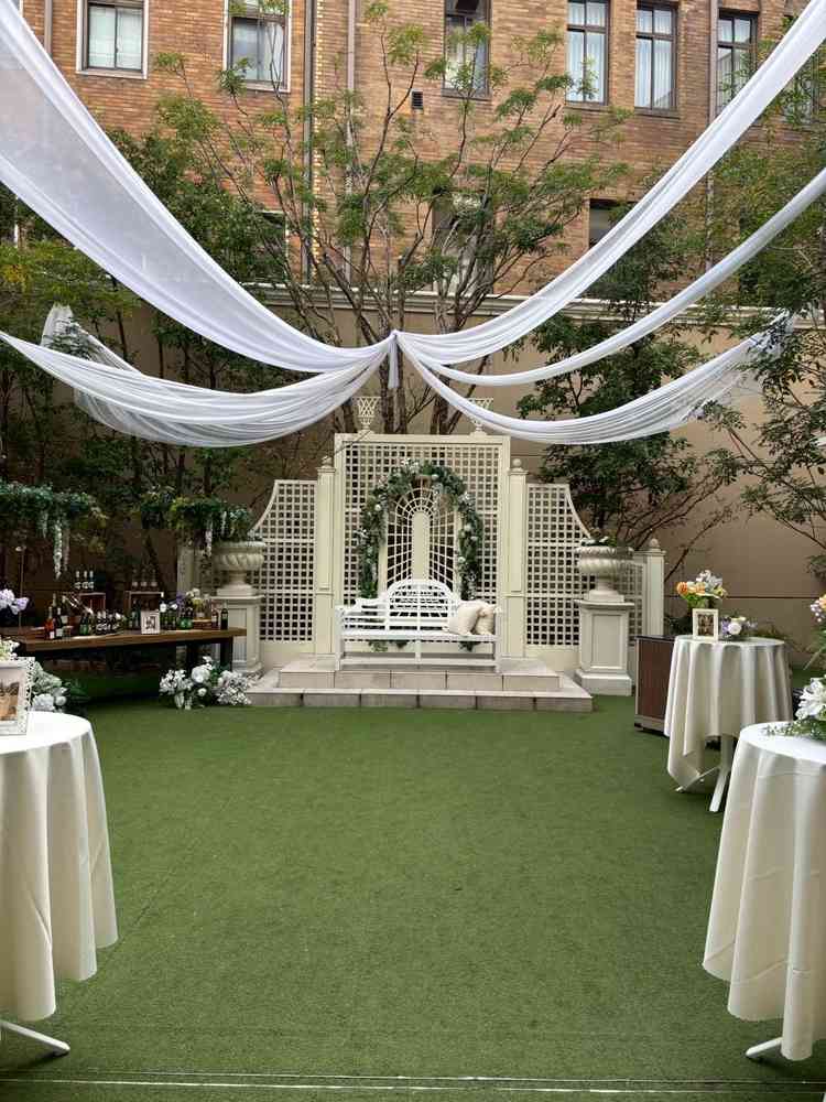 フォトスポットとして使うもよし、ゲストがドリンクを飲みながら集う場にしてもよしのお庭。