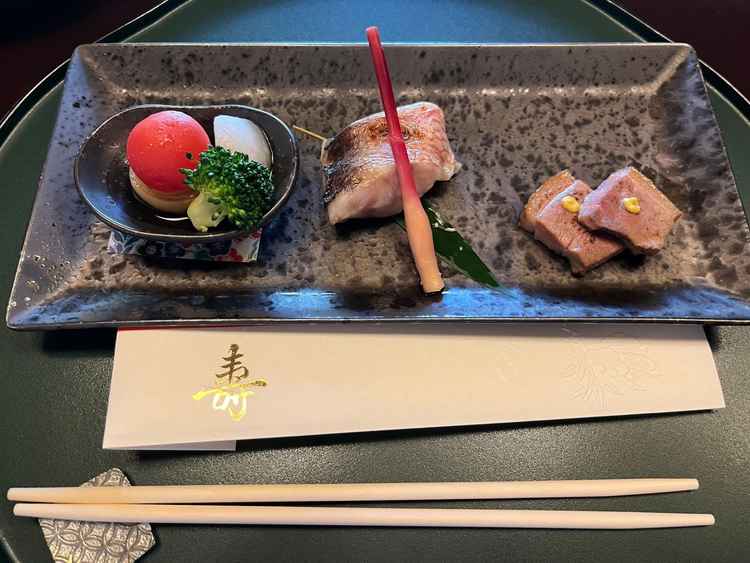 試食でいただいたお料理です。甘鯛の若狭焼きが特に美味しく、料亭の素晴らしさが詰め込まれた一品でした。