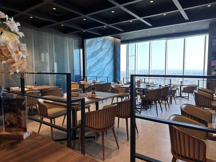 披露宴会場です。木目調でカジュアルな雰囲気でした。